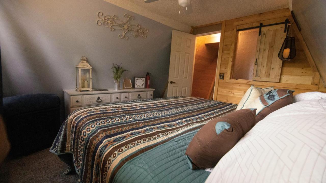 Charming Blue Farmhouse Cabin Duck Creek Village Exteriér fotografie